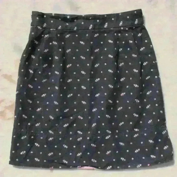 ANTHROPOLOGIE Pencil Skirt Gray Embroidered Flowers Dark Academia Size S / M - Picture 8 of 9